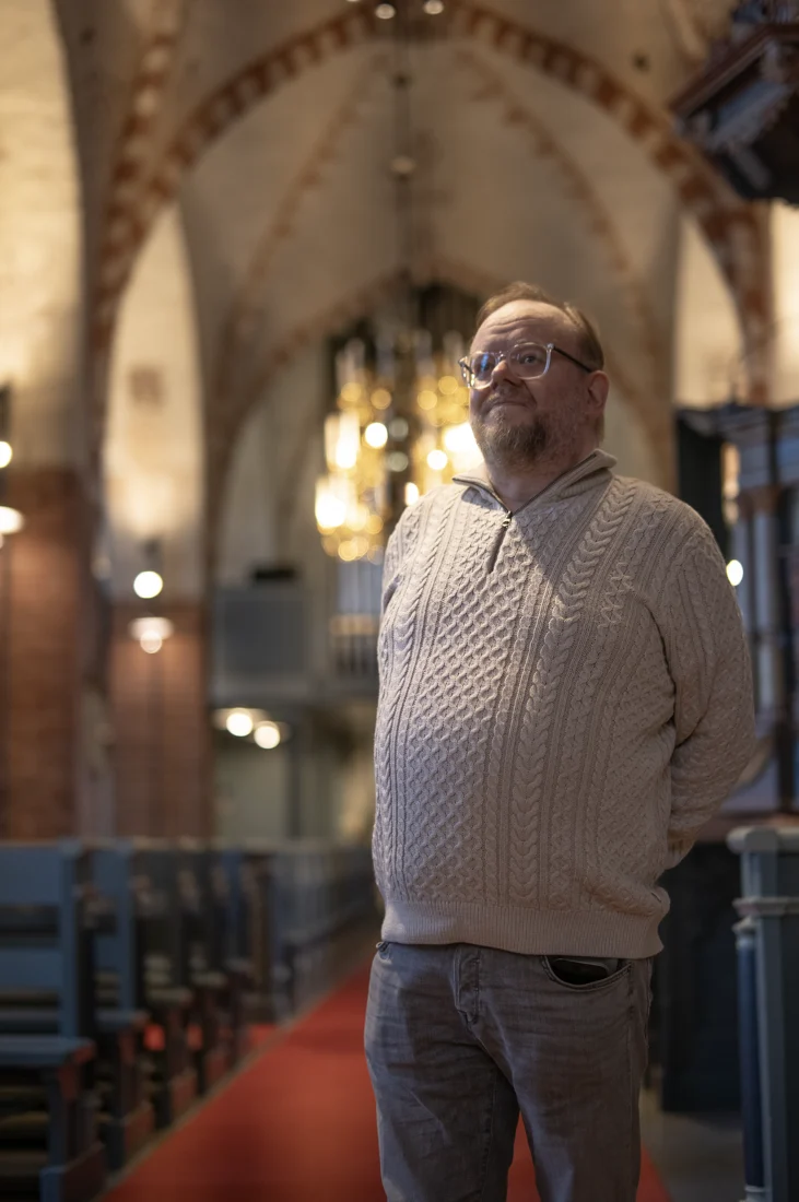 Juha kirkossa holvikaarien alla.
